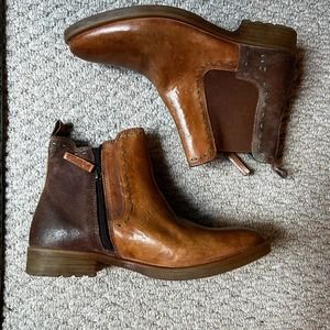 Roan hostile boots